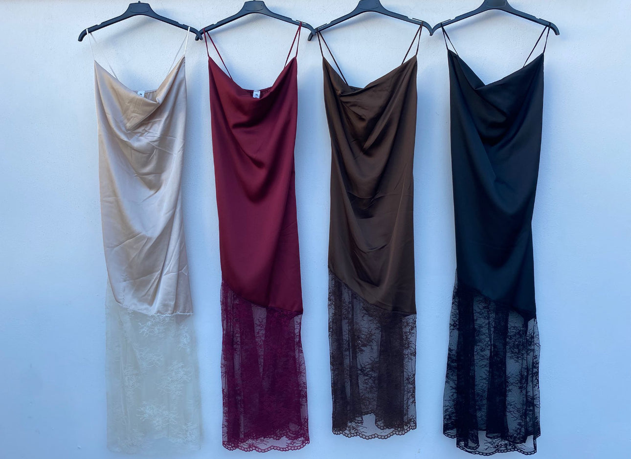 Vestido Koné Satén Largo con Encaje Sensual