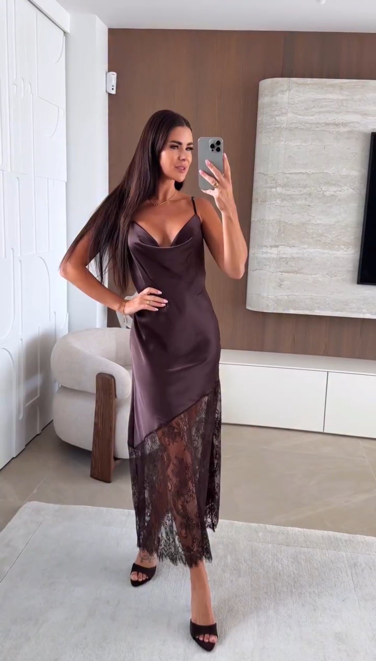 Vestido Koné Satén Largo con Encaje Sensual